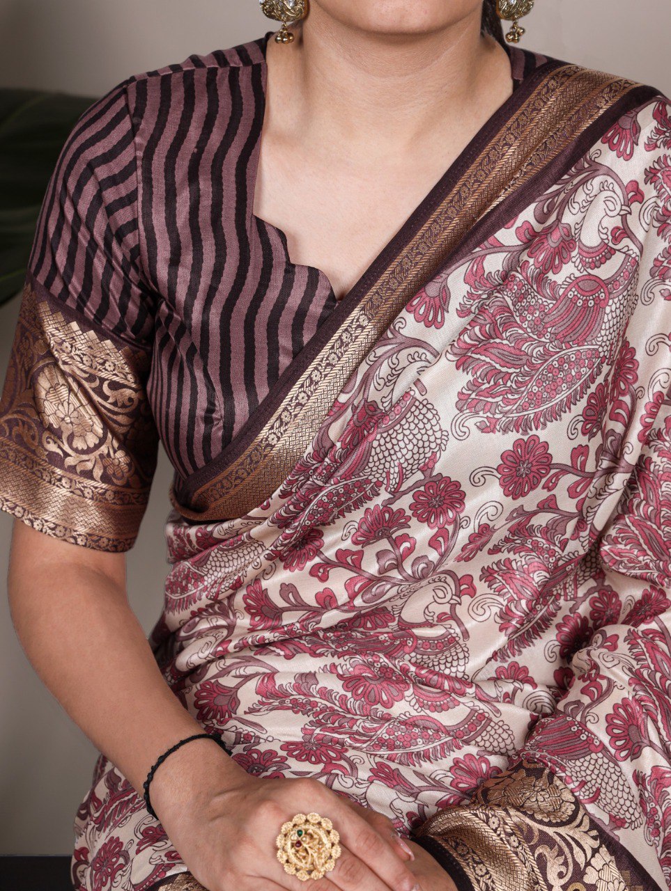 Close-up of TRENDBUY model in a dusty pink printed Tasar silk saree, focusing on the fabric texture, border, and matching blouse.