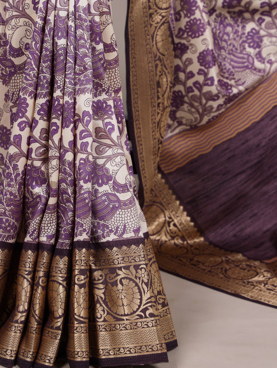 Close-up shot of the pleats and intricate border design of a lavender purple TRENDBUY printed Tasar silk saree.