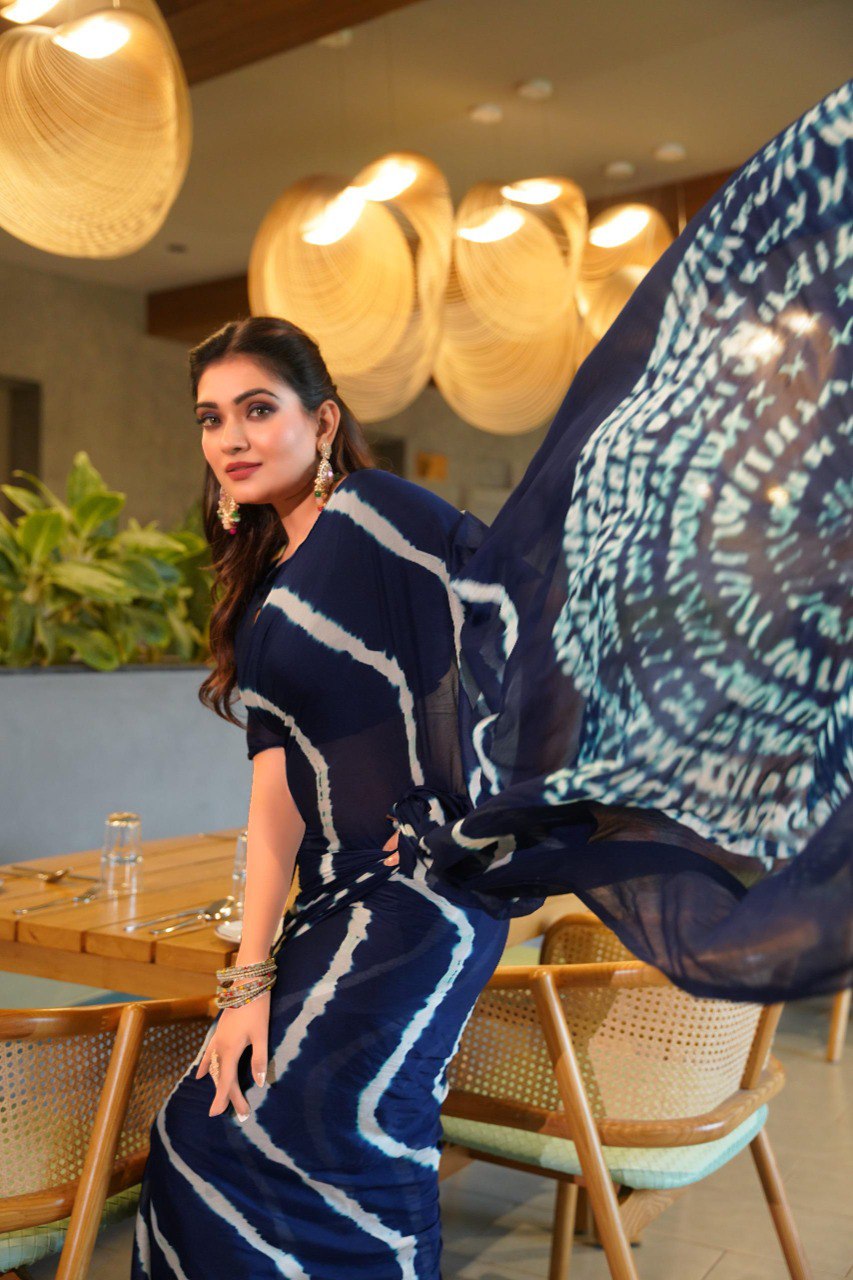 TRENDBUY model with a flowing navy blue Pure Chinoon Hand Shibori Laheriya saree pallu.