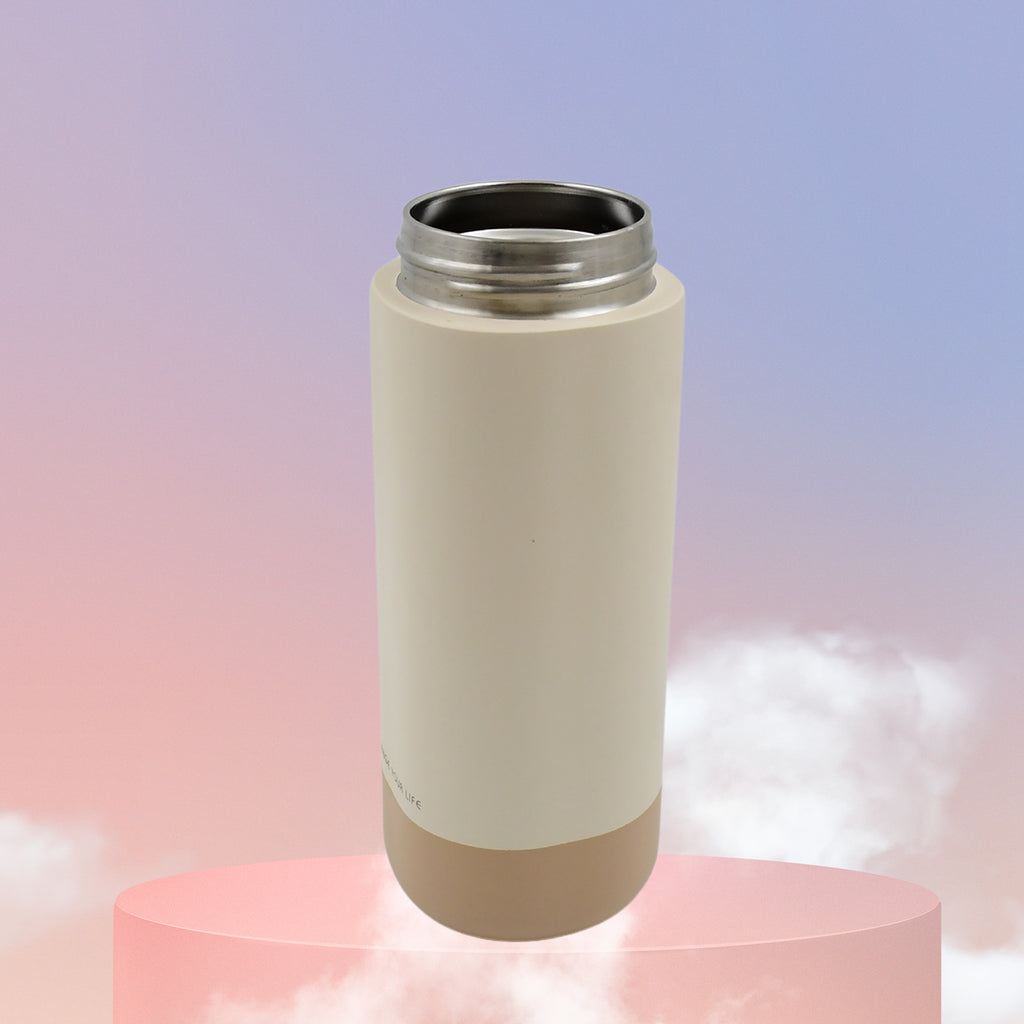 Close-up of the secure leak-proof silver screw cap