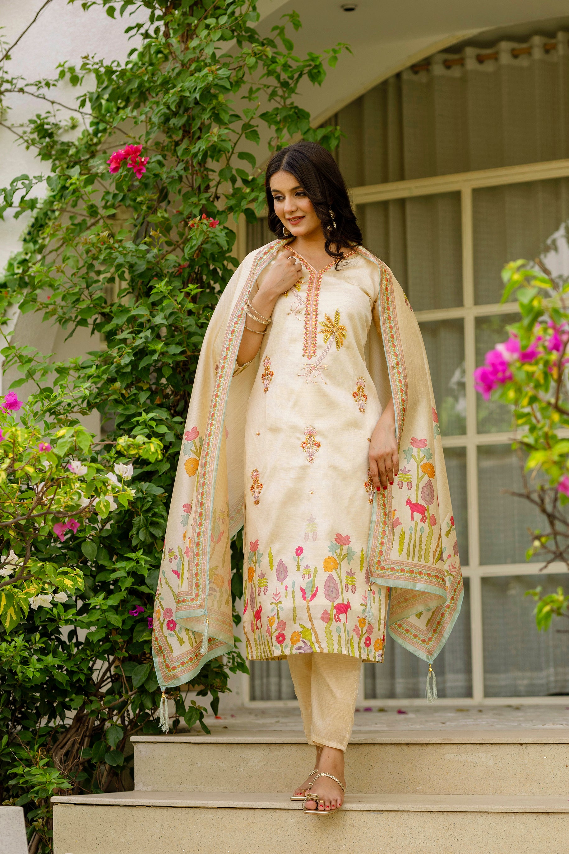 Side view of model presenting the TRENDBUY HR-24 Kurta Set, highlighting the full ensemble with traditional jewelry.
