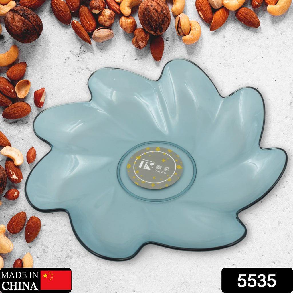 Friendly flower-shaped plastic plate for kids party snacks, fruit, and birthday dinnerware supplies.