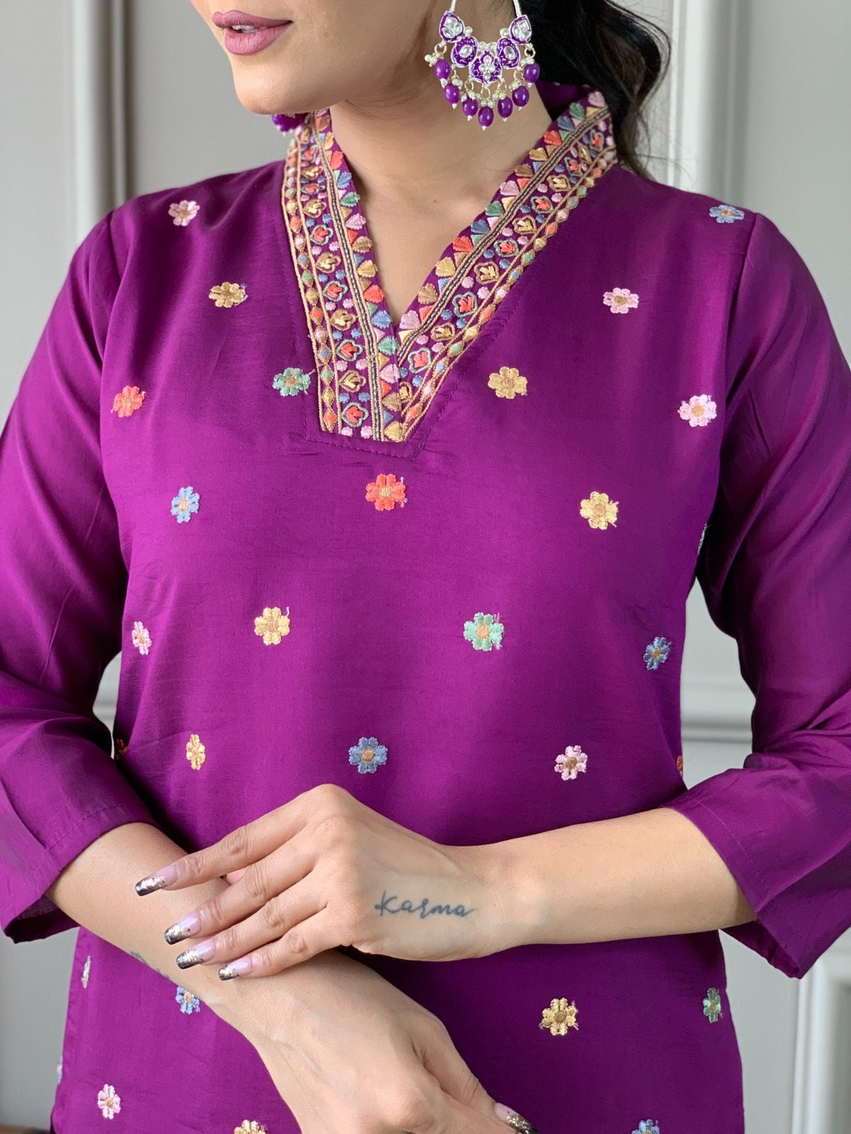 Detailed close-up of the exquisite embroidered V-neckline and small floral patterns on the Viscose Chanderi kurta by TRENDBUY.