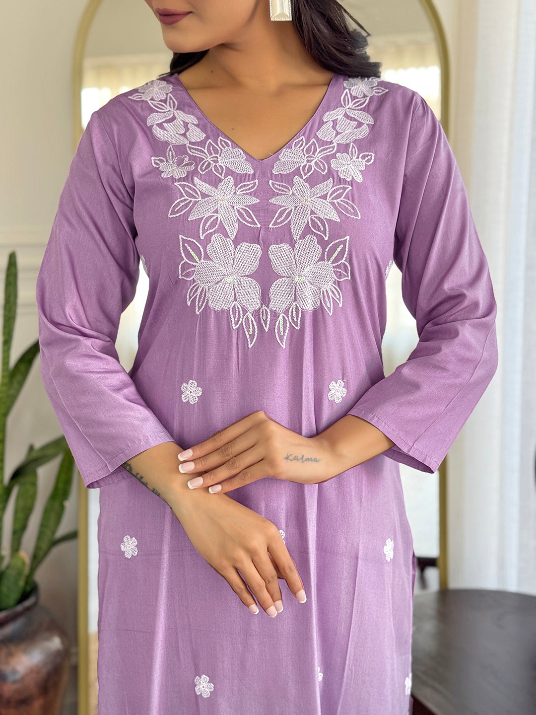 Close-up of the elegant white floral embroidery on the V-neckline of the Lavender Rayon kurti from TRENDBUY.