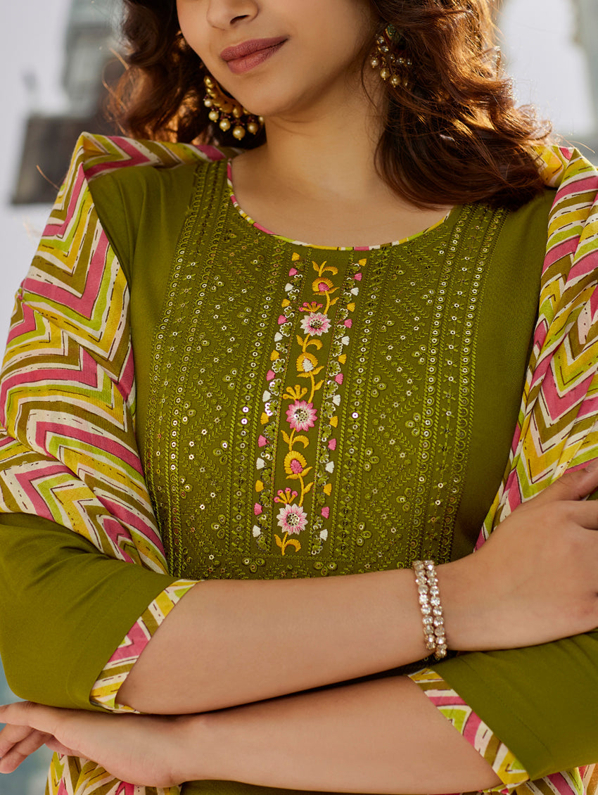 Close-up of a model wearing the TRENDBUY ST-SOMYA Kurta Set, emphasizing the detailed neck embroidery with sequins and the zigzag pattern of the dupatta.