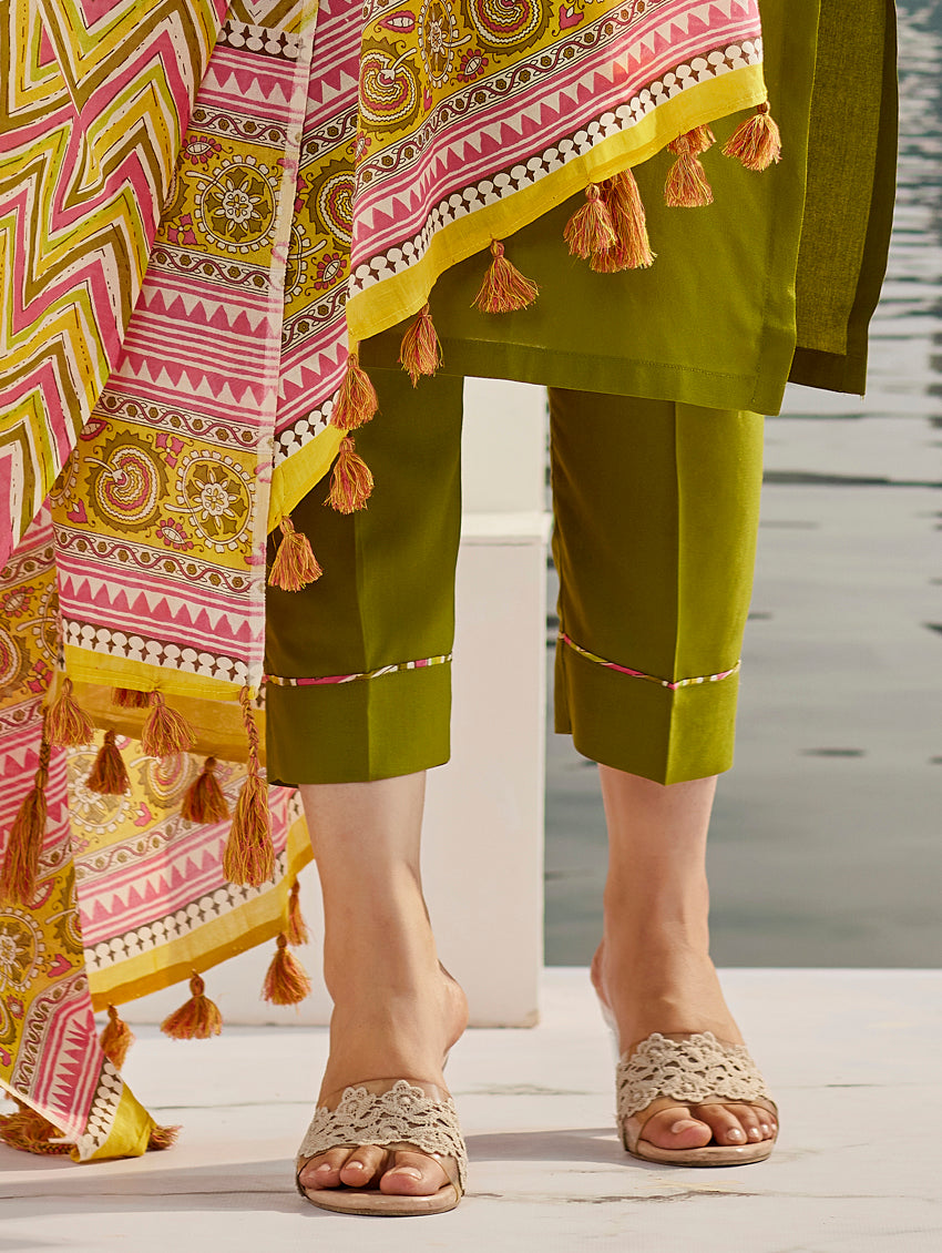 Close-up of a model's feet and the cropped pants of the TRENDBUY ST-SOMYA Kurta Set, highlighting the simple yet elegant pant hem and the tassel-adorned Chanderi dupatta.