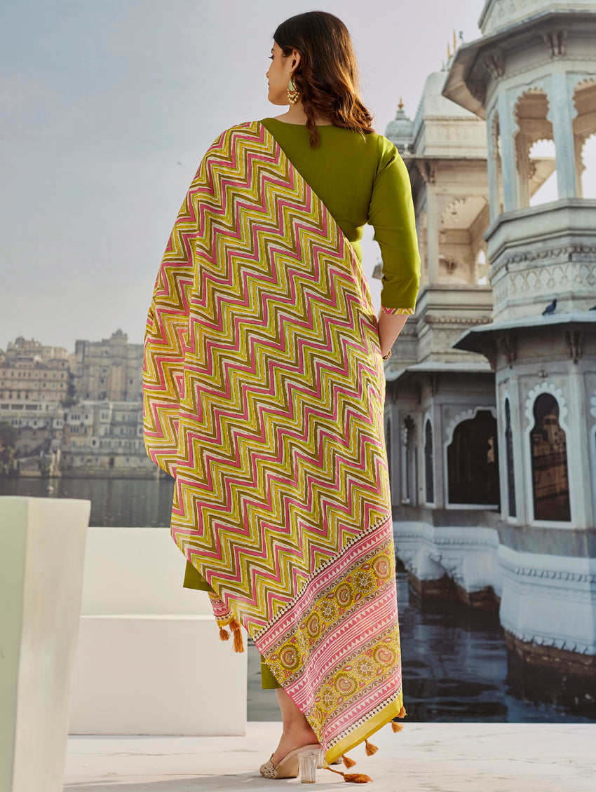 Rear view of a model wearing the TRENDBUY ST-SOMYA Kurta Set, gracefully displaying the full drape and striking zigzag pattern of the Chanderi dupatta over the olive green kurti.