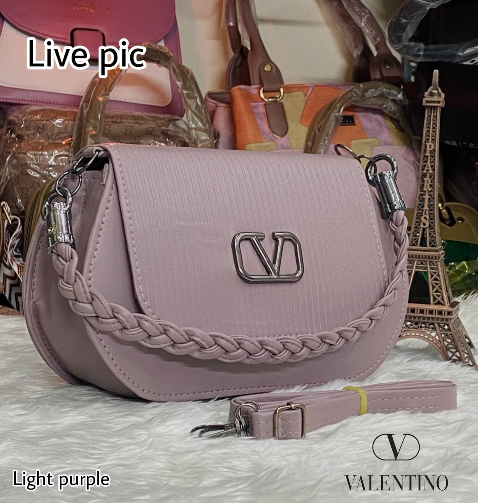 TRENDBUY Light Purple designer-look shoulder bag, highlighting metallic V emblem.