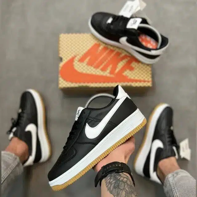 Stylish black men's sneakers, perfect for daily wear and all occasions