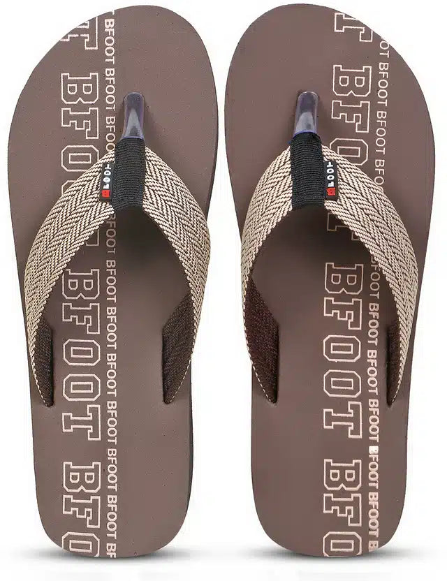 Men's relaxed trendy slippers in light beige, featuring an open-toe design and wide comfort strap.