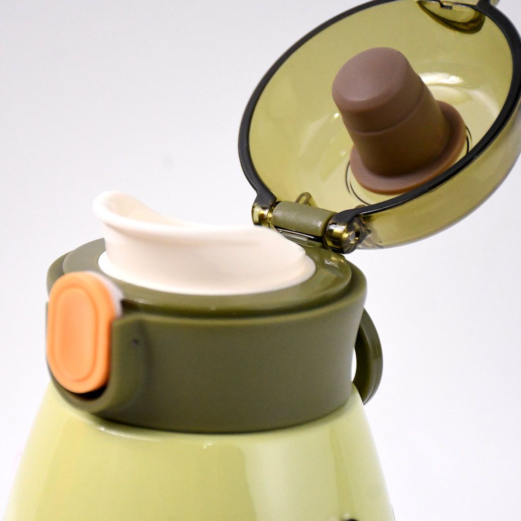 Close-up of the secure push-button lid mechanism and integrated food-grade silicone straw