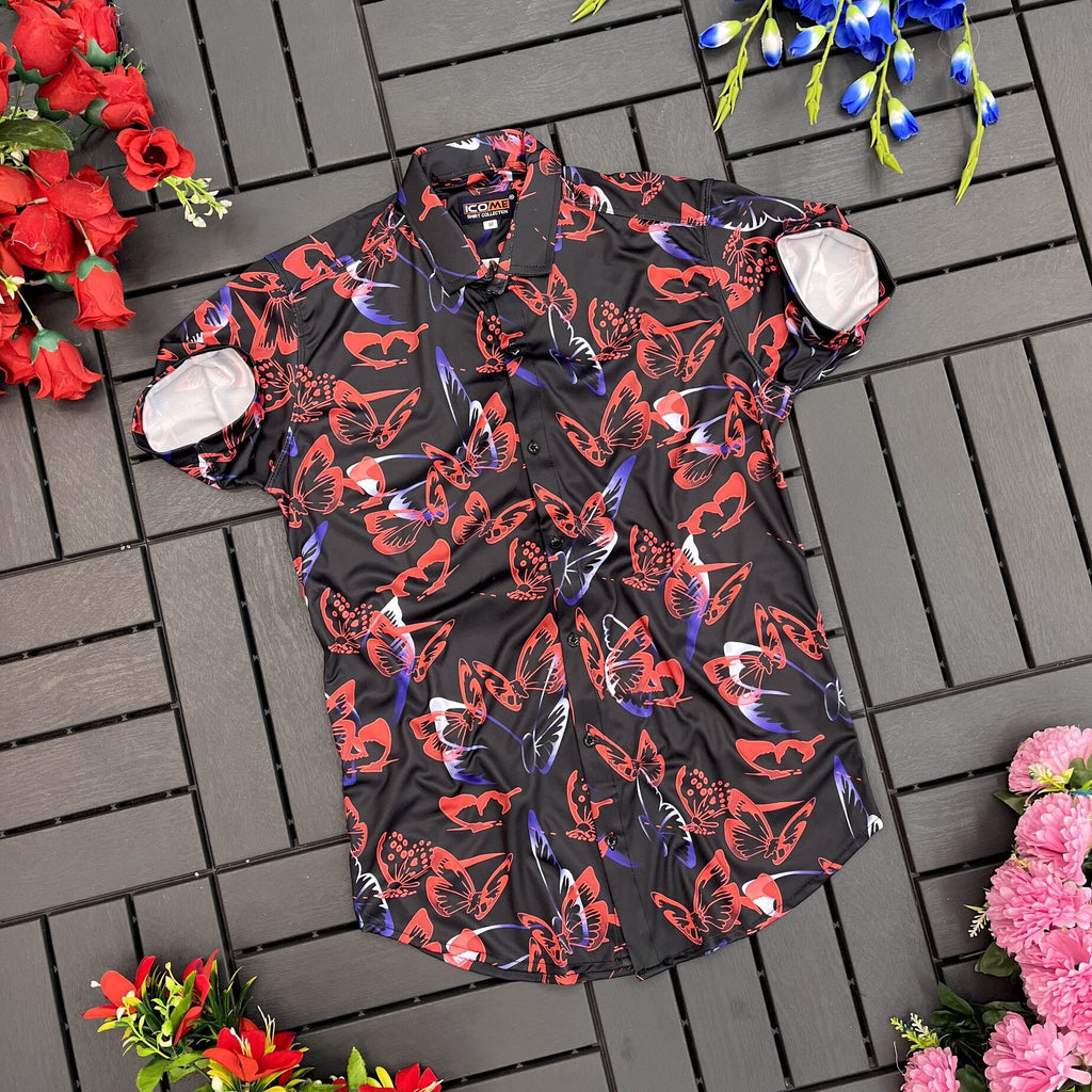 Man wearing a regular fit printed cut away collar casual shirt