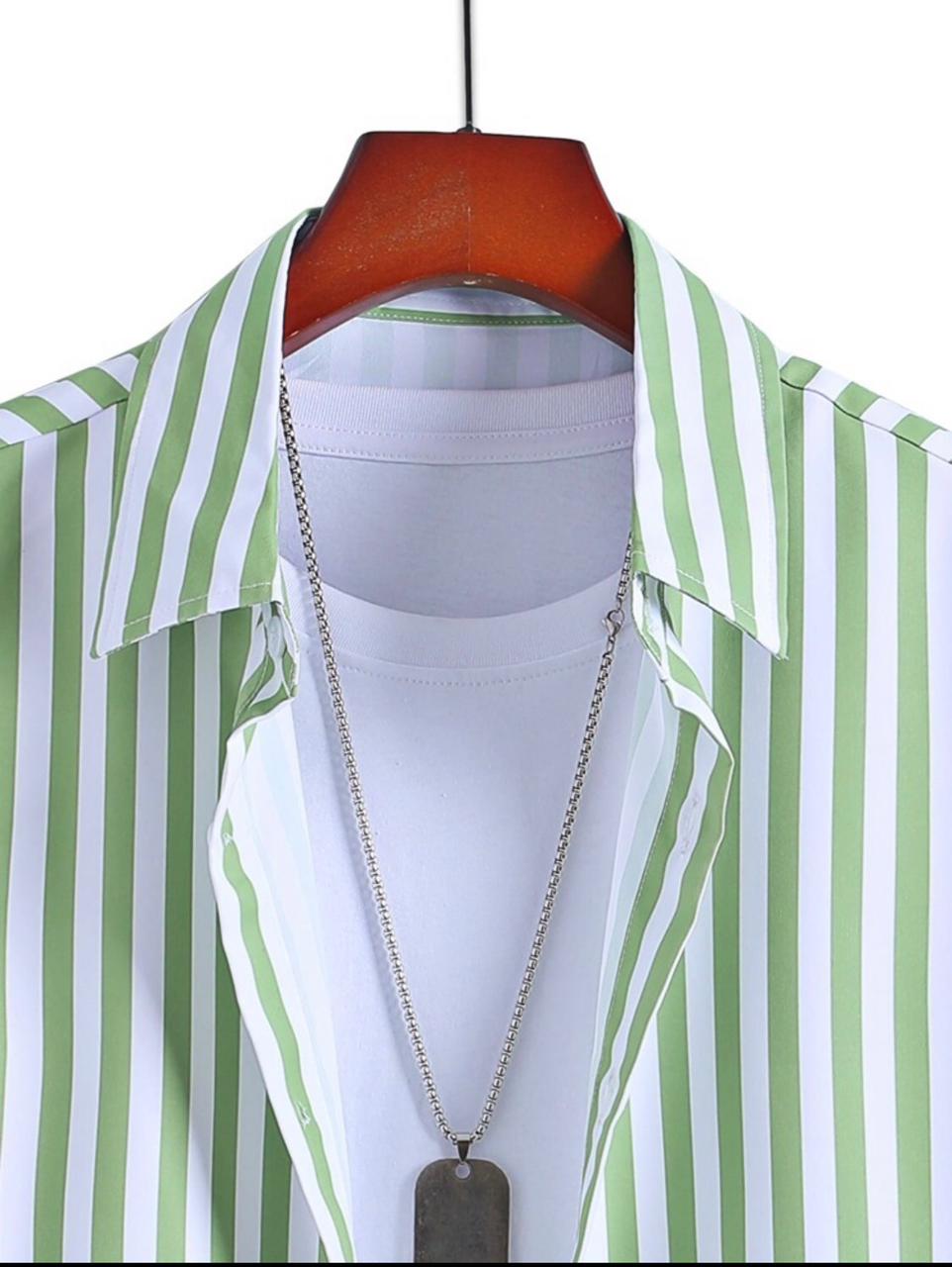 Men's regular fit striped casual shirt with button-down collar