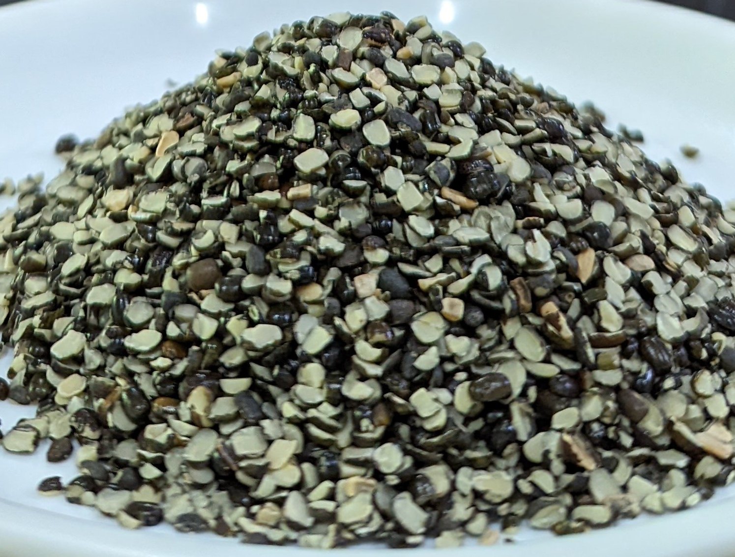 Urad Dal Broken with Skin (தோல் உளுத்தம் பருப்பு/Thol Ulunthu) – Protein & Fiber-Rich