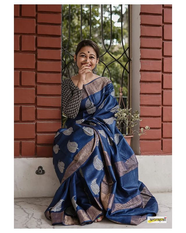 Exquisite Banarsi soft silk saree with copper jari leaf weaving & jacquard blouse