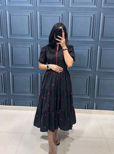 TRENDBUY Effortless Chic Black Midi Tiered Dress with Red Pyramid Print & Puffed Sleeves