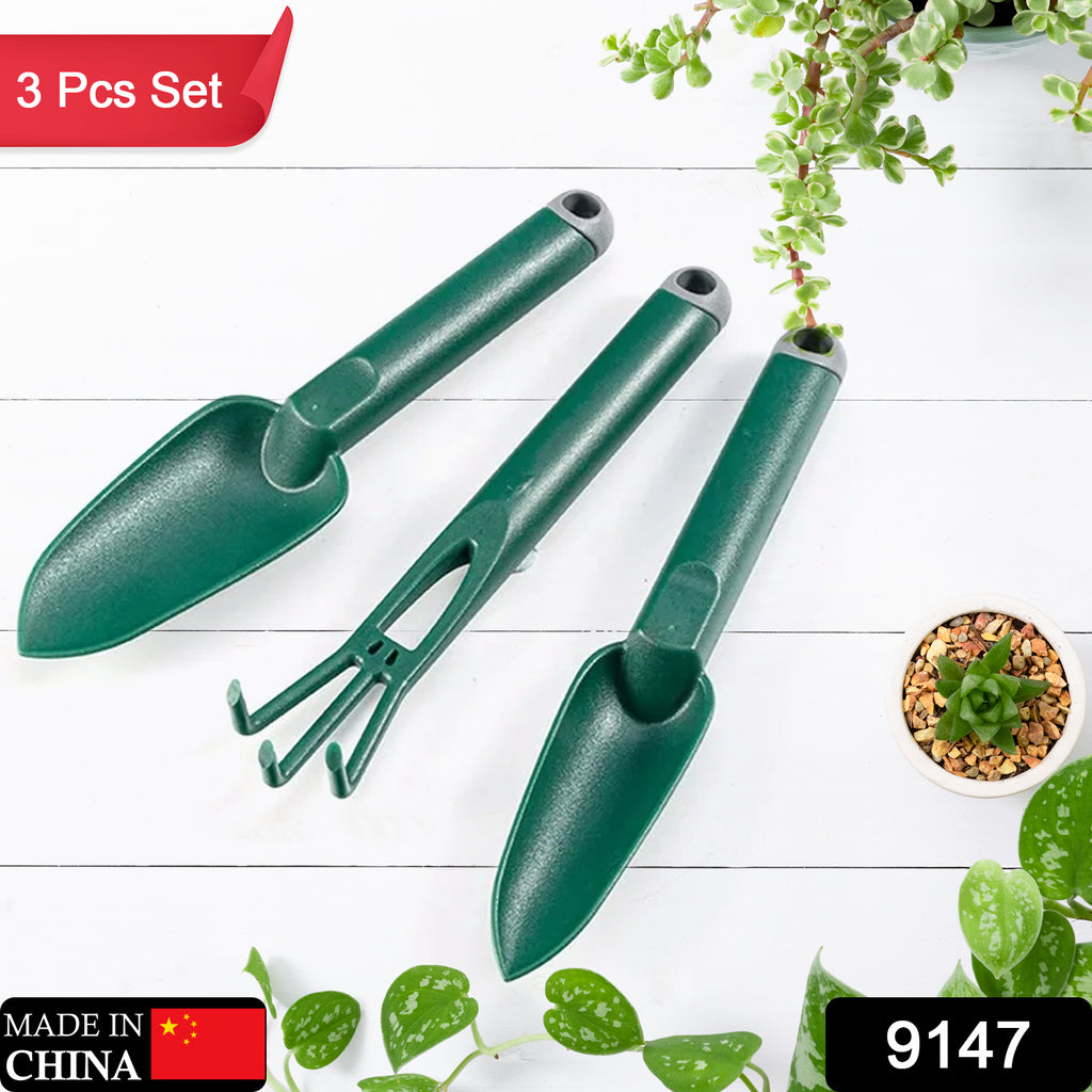 Heavy-duty garden hand trowel for digging, planting, and potting