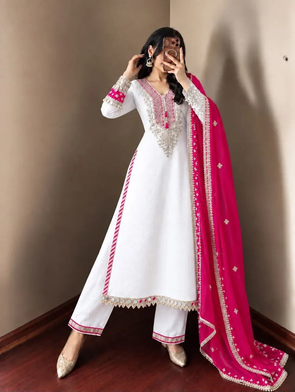 Model wearing white chinnon kurti pant set with pink dupatta